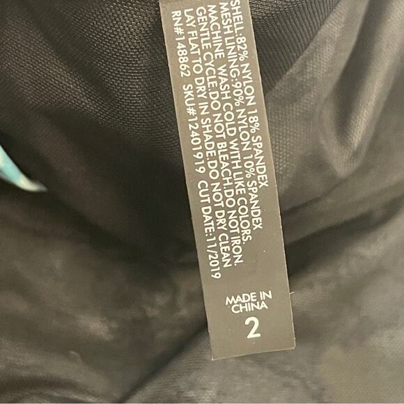 Torrid Cropped Short Sleeve Rashguard Water Waves - Picture 6 of 13